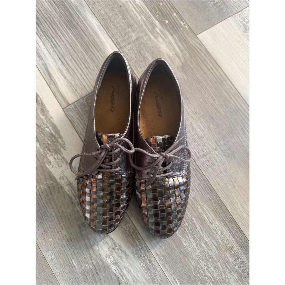 Trotters Women's Metallic Woven Multi-Tone Gray Lace-Up Flats